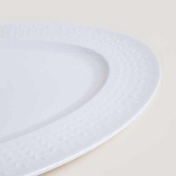 PLATO OVAL PORCELANA BLANCA DISEÑO ESPIGADO 40.5X29.5 CM