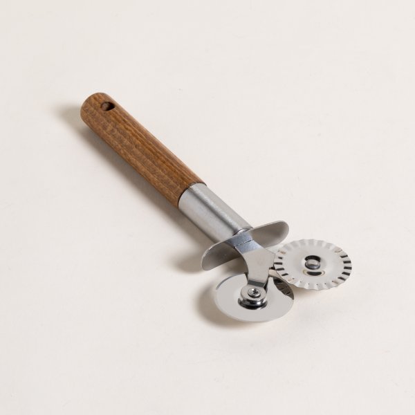 [4110937] Cortador De Pastas Acero Inoxidable Y Acacia 18,5