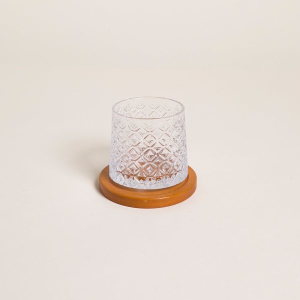 VASO DE WHISKY CON BASE DE MADERA