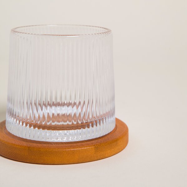 VASO DE WHISKY CON BASE DE MADERA