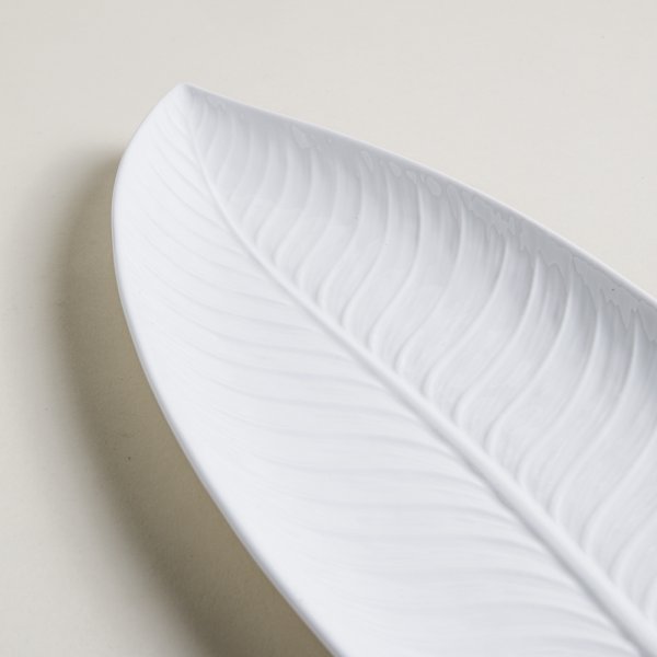 BANDEJA DE PORCELANA HOJA BLANCO 39X18 CM
