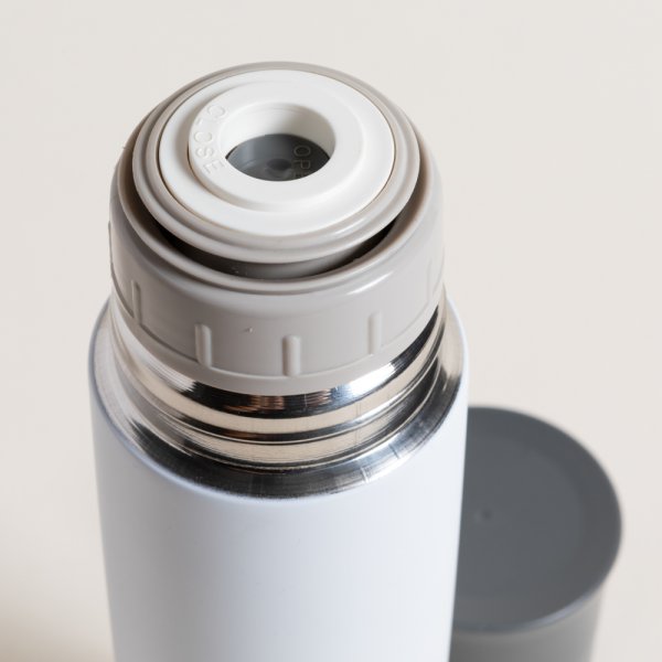 TERMO DE ACERO INOXIDABLE BLANCO TAPA GRIS TOPO 750 ML