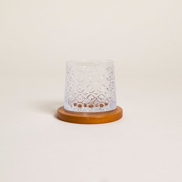 VASO DE WHISKY CON BASE DE MADERA