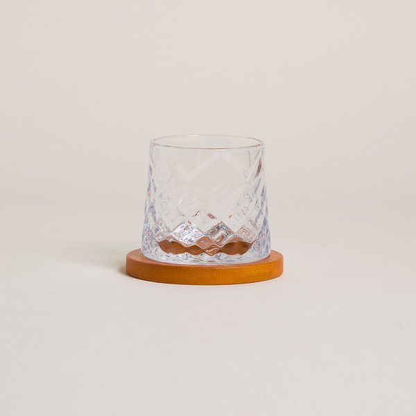 VASO DE WHISKY CON BASE DE MADERA