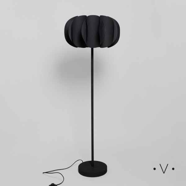 [4114670] Lámpara De Pie Mutton Black 132X44 Cm Vassa Home