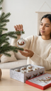 Caja x 6 Esferas Decoradas 9 cm (Motivo Papá Noel y Trineo) – Brillante y Esmerilado
