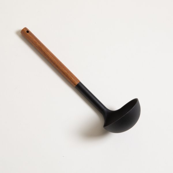 [411356] Cucharon De Nylon Negro Con Mango De Madera Y Acer