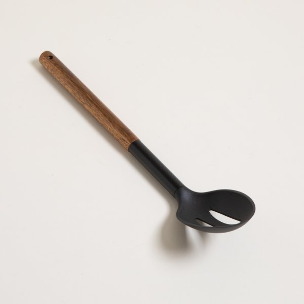 [411358] Cuchara Acanalada De Nylon Negro Con Mango De Made