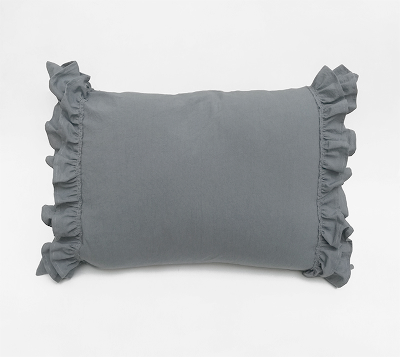 FUNDA DE ALMOHADON CON VOLADOS TUSOR GRIS 70 X 50 CM