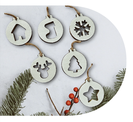 ADORNOS DE FIGURAS COLGANTES CALADAS EN MADERA 9 CM X 6 ESTILO DOMINGO 