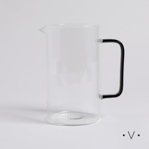 [4113439] JARRA DE BOROSILICATO CON MANGO NEGRO 1160 ML VASSA HOME